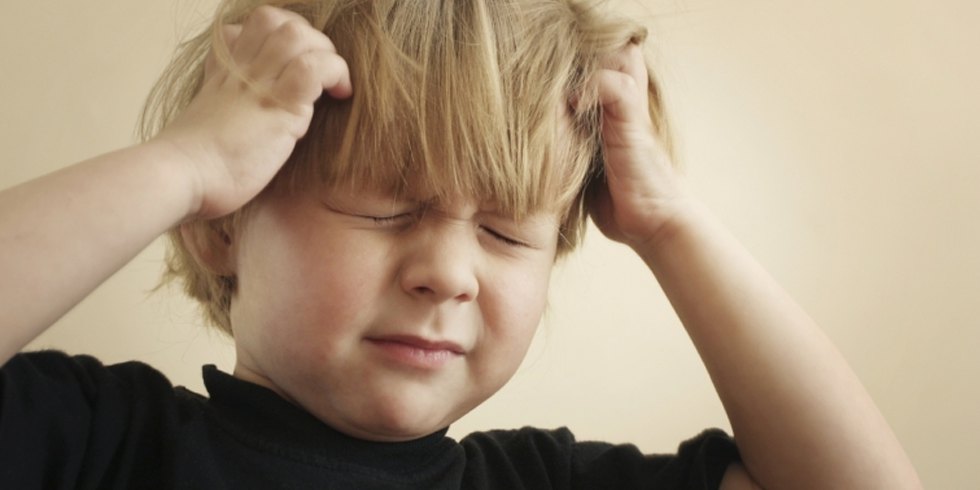 niño rascandose la cabeza por los piojos en los niños