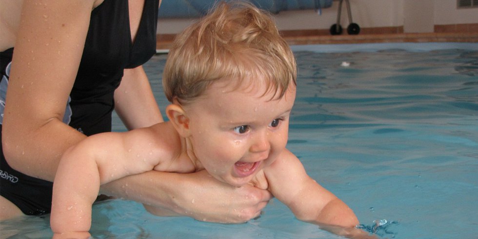 bebe en la piscina con su mama haciendo matronatación